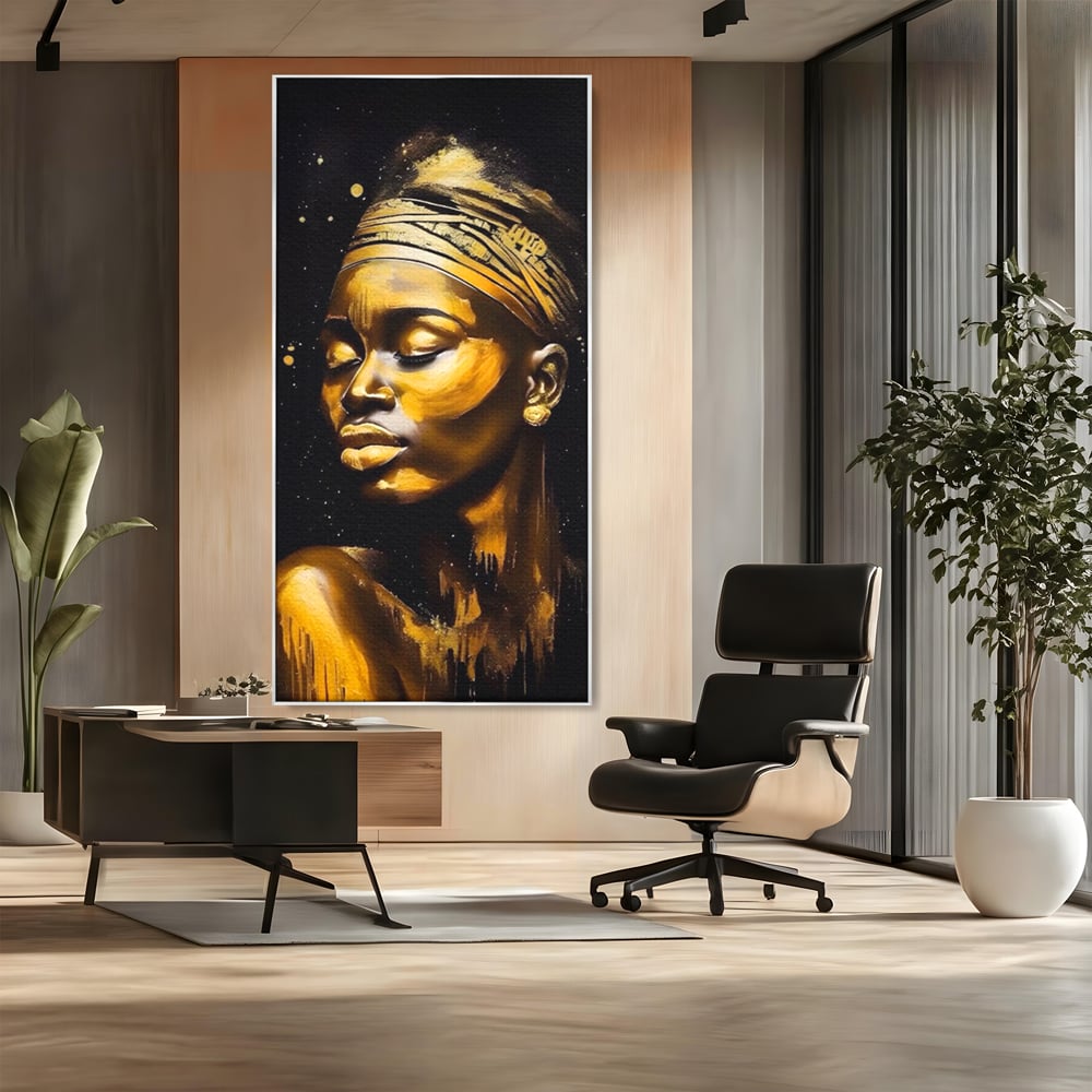 Tablou canvas cu tablou canvas portret femeie auriu, in rama de aluminiu argintiu, pe perete intr-un birou